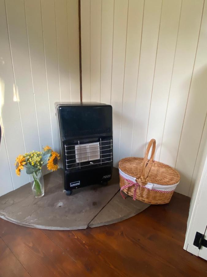 The Shepherd'S Hut - Wild Escapes Wrenbury Off Grid Glamping - Ages 12 And Over Baddiley Luaran gambar
