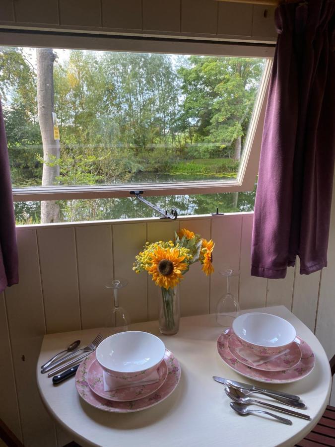 The Shepherd'S Hut - Wild Escapes Wrenbury Off Grid Glamping - Ages 12 And Over Baddiley Luaran gambar