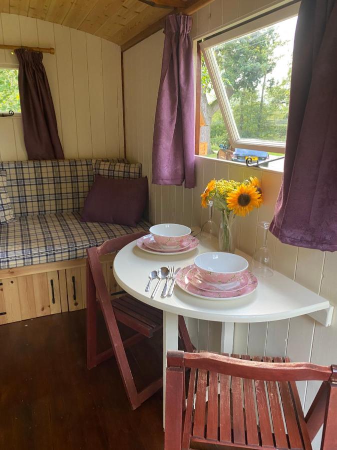 The Shepherd'S Hut - Wild Escapes Wrenbury Off Grid Glamping - Ages 12 And Over Baddiley Luaran gambar